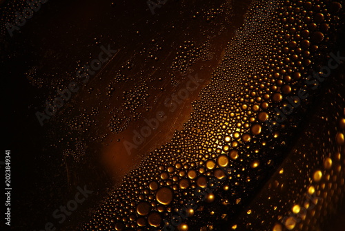 Cuadro en lienzo Burbujas brillantes flotando sobre una mezcla de agua y aceite con fondo texturado