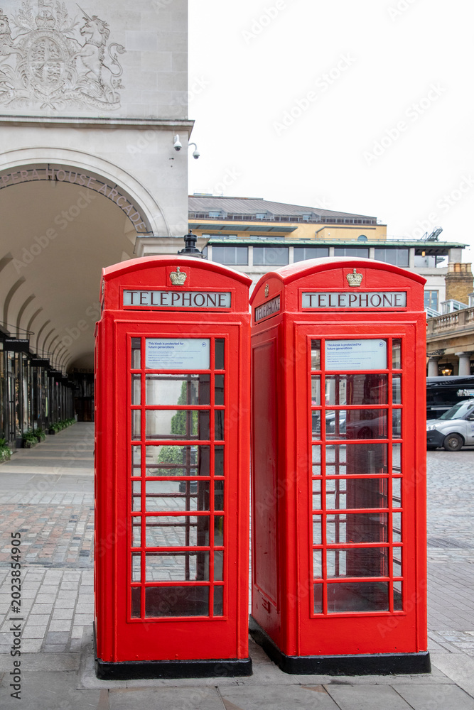 Obraz premium Red telephone box in london
