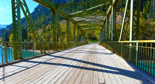 Historische Pontlatzbrücke über den türkisfarbenen Inn bei Prutz im Tiroler Oberinntal, Österreich
