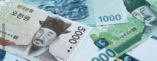 Foto South Korean won money banknotes pile on table