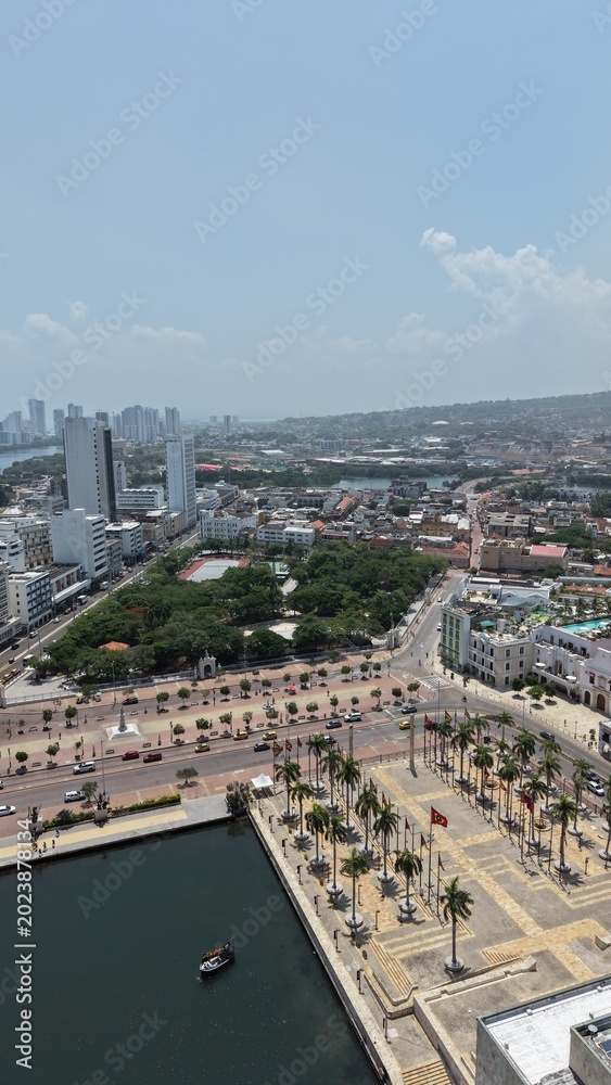Fototapeta premium Cartagena: Vista de Parque Centenario, Centro de Convenciones y Centro Histórico | Aerial View of Centenario Park, Convention Center and Historic Walled City, Colombia.