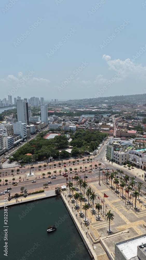 Fototapeta premium Cartagena: Vista de Parque Centenario, Centro de Convenciones y Centro Histórico | Aerial View of Centenario Park, Convention Center and Historic Walled City, Colombia.