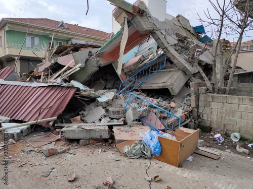 Foto demolition of a building Exposed interior and structural failure of a collapsed residential building after a devastating earthquake in Adiyaman, Turkey, disaster aftermath