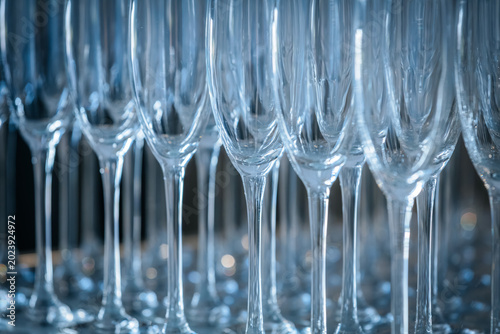 Photos Row of elegant champagne flutes arranged in a neat formation, showcasing their c