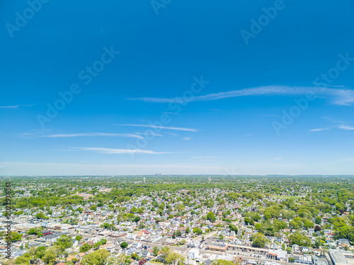 Foto Aerial drone view over a sprawling residential suburban neighborhood on a clear