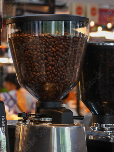Fotografía Professional Coffee Grinder Hopper Filled with Roasted Coffee Beans in a Cafe