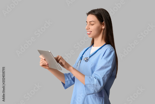 Young pretty female doctor ...