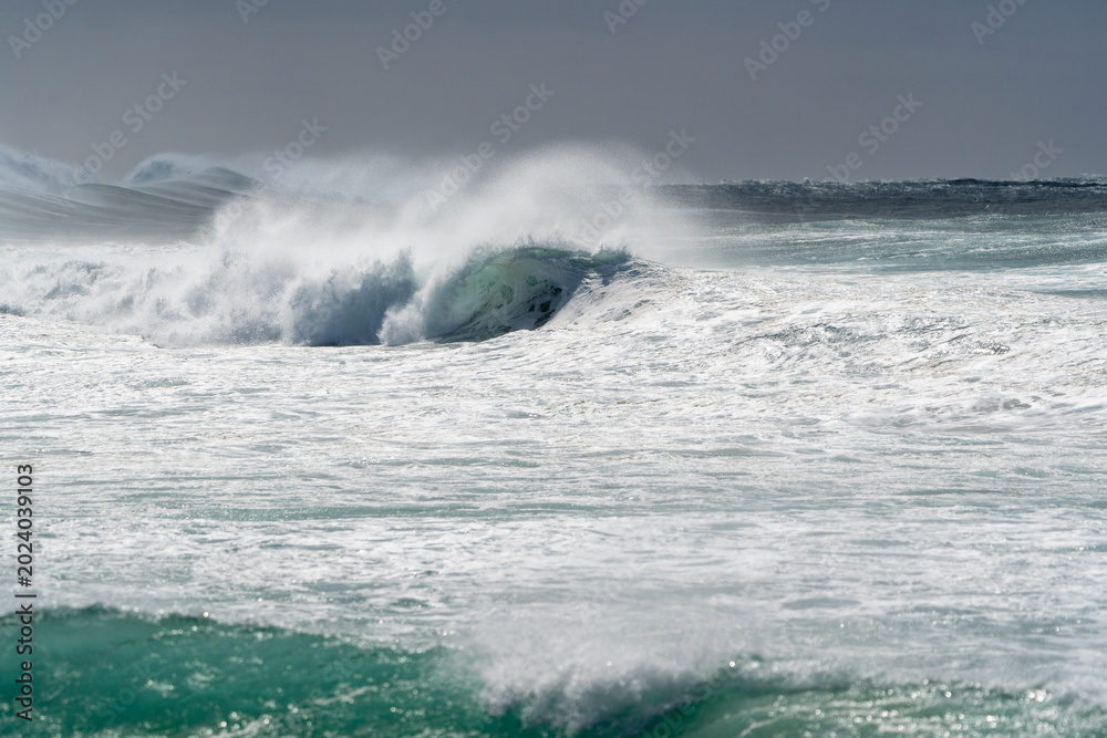 Naklejka premium Dramatic ocean waves crashing coastal cliffs during stormy weather