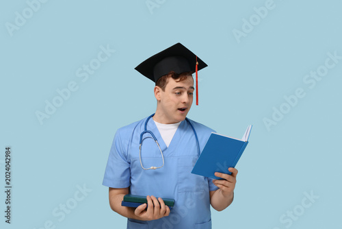 Male student in mortar boar...