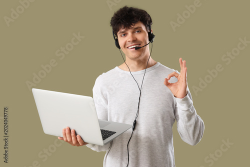 Male technical support agen...