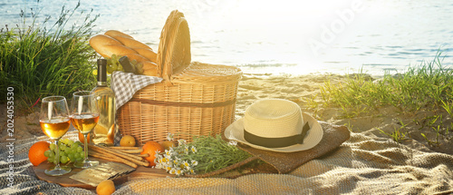 Wicker basket with tasty fo...