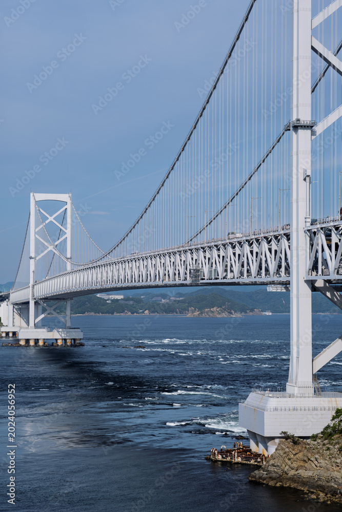 Fototapeta premium 激しい潮流の鳴門海峡に架かる大鳴門橋（徳島県鳴門市）