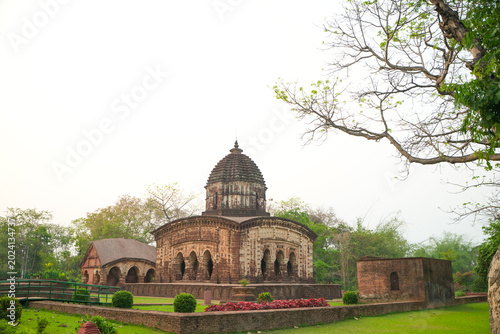 Fotografi This is the Radha Madhav Temple; the walls of the temple depict tales from the Krishna Leela Puranas as well as scenes of contemporary life