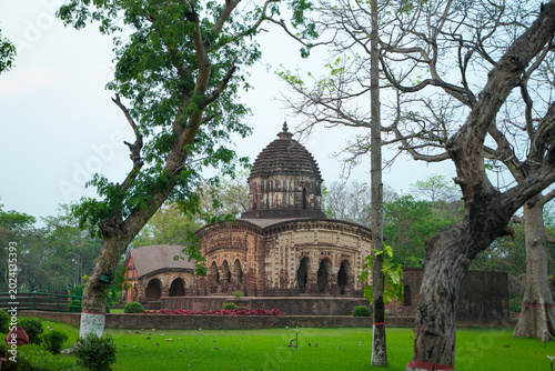 Foto This is the Radha Madhav Temple; the walls of the temple depict tales from the Krishna Leela Puranas as well as scenes of contemporary life