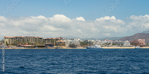 Cabo San Lucas Baja Califronia Sur, MEXICO, lugar turistico famoso en el sur de la peninsula Vista de la zona hotelera con nubes al fondo.