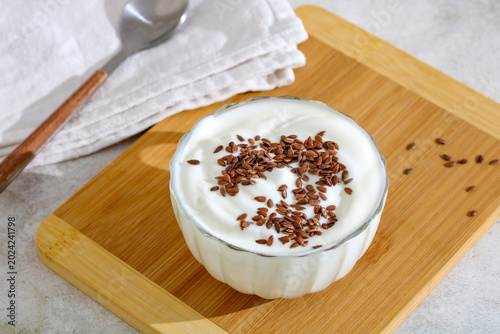 Fotografía Greek Yogurt with Flax Seeds in Glass Jar on Wooden Table Healthy Breakfast and
