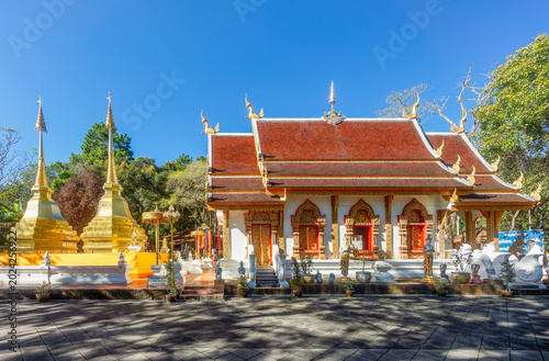 Quadro su tela Wat Phra That Doi Tung Temple and Golden Chedis in Chiang Rai