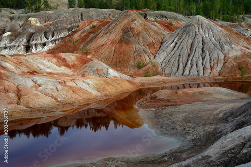 Foto Reflection of the red mountains in an artificial lake