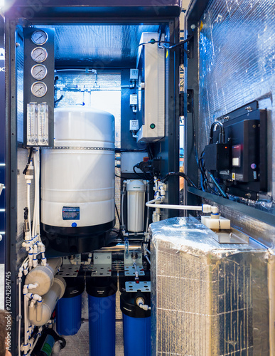 Professional Reverse Osmosis Water Purification System with Storage Tank and Pressure Gauges in Cabinet