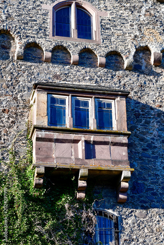 Historischer Palas mit Bogenfries der Kernburg von Schloss Eisenbach, Hessen 