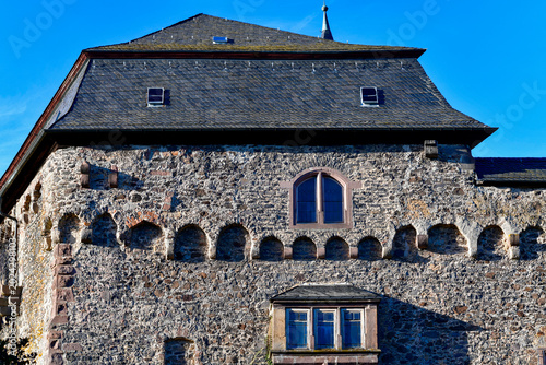Historischer Palas mit Bogenfries der Kernburg von Schloss Eisenbach, Hessen 