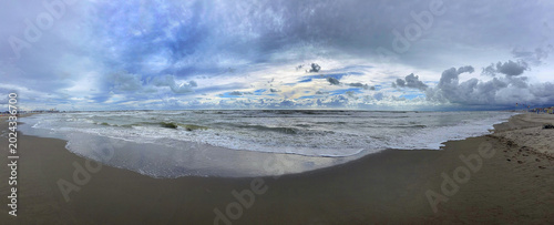 Tableau sur toile spiaggia con maltempo a viareggio in italia