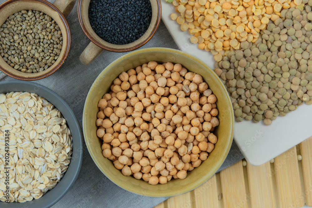 Obraz premium Chickpeas in bowl. Various vegetarian organic products. Protein products for vegetarians. Top view.