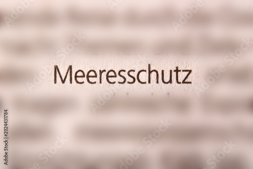 фотографія Der Begriff  Meeresschutz  in der Zeitung gedruckt und durch Umgebungsunschärf