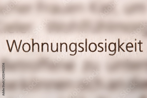 Принти на полотні Der Begriff  Wohnungslosigkeit  in der Zeitung gedruckt und durch Umgebungsuns
