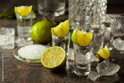 Foto Tequila with lime, sea salt, and crushed ice.