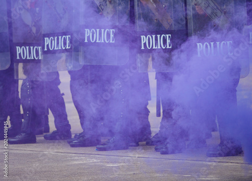 Foto Riot police clashed with the protesters using smoke bombs