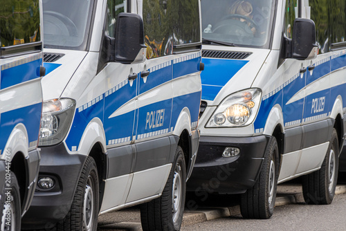 Quadro su tela Police vehicles, squad buses, and motorcycles during a large-scale law enforcement operation