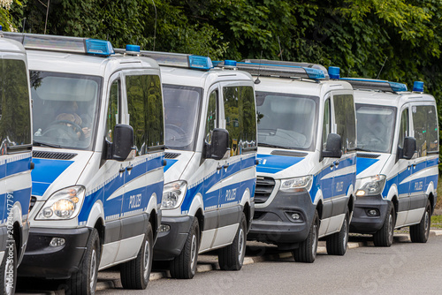 Foto Police vehicles, squad buses, and motorcycles during a large-scale law enforcement operation