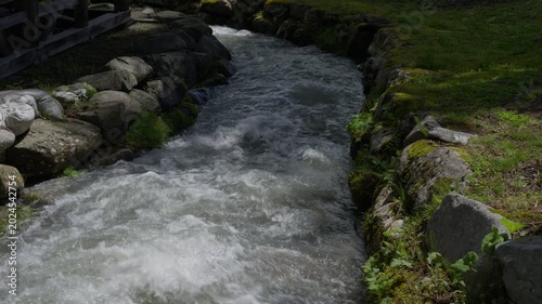 石垣の水路を勢いよく流れる水