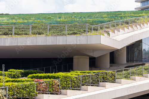 Foto Suistainable architecture and urban greening concept with lush vegetation on mod
