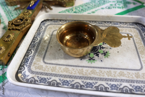Foto A bowl of holy water on a tray stands on the altar during a church service