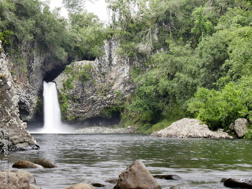 Foto Bassin la Mer, scenic waterfall and natural pool in lush jungle in Reunion island, near Saint Benoit