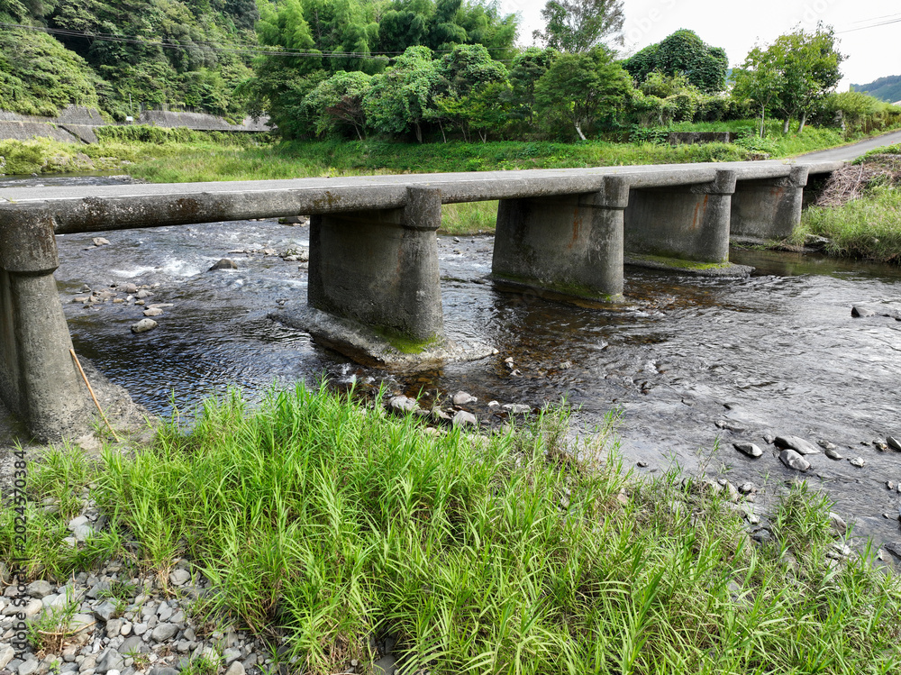 Fototapeta premium 高知県中土佐町 久万秋沈下橋の風景
