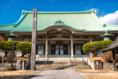 神奈川県横浜市 青空と参道の奥にそびえ立つ大本山總持寺の巨大な大祖堂