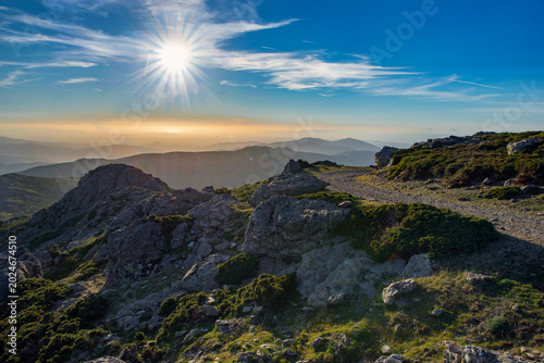 Tableau sur toile beautiful scenic view on summit mountain from a trail  with sun shining in the s