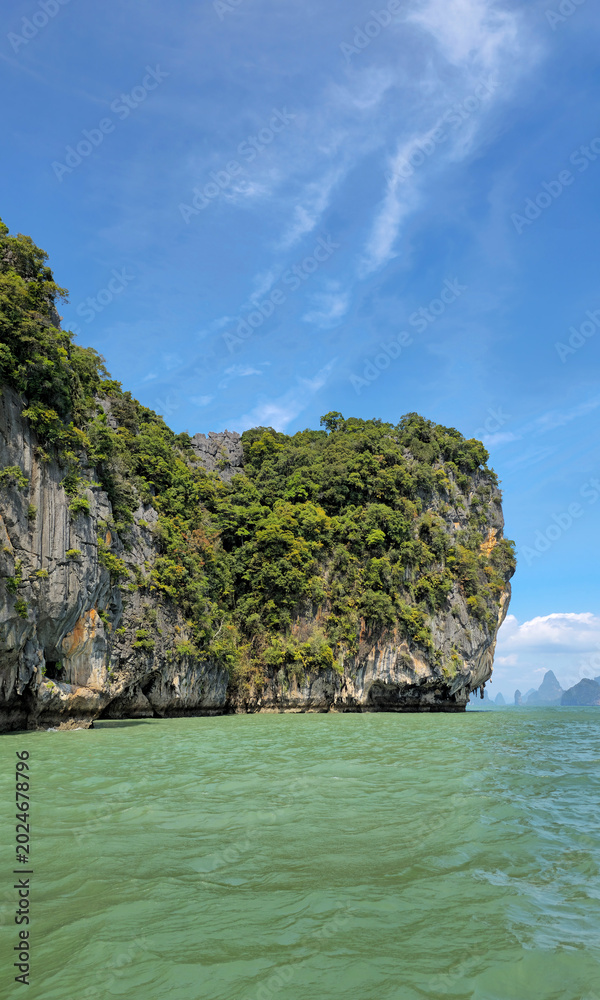 Obraz premium Phangnga Bay with limestone islands in Phangnga Bay, Takua Thung, Thailand.