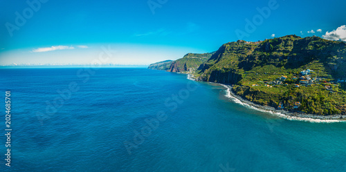 Foto Aerial drone view of the Madeira coastline with steep cliffs, Atlantic Ocean, and natural landscape