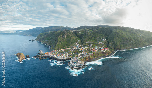 Fotografía Aerial drone view of the Madeira coastline with steep cliffs, Atlantic Ocean, and natural landscape