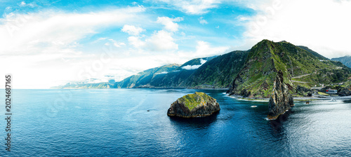Foto Aerial drone view of the Madeira coastline with steep cliffs, Atlantic Ocean, and natural landscape