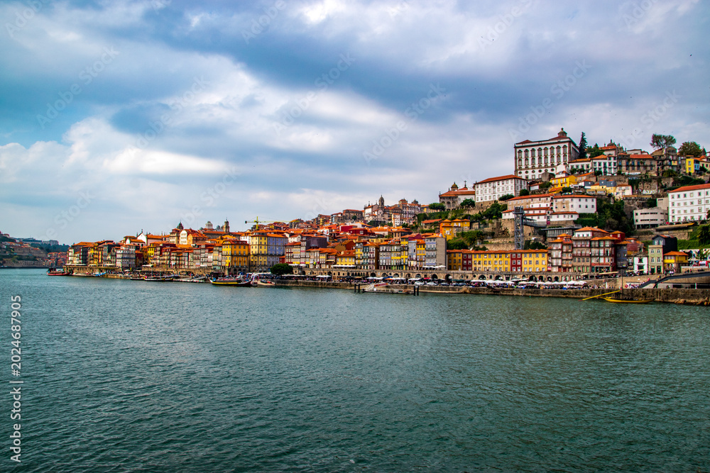 Obraz premium Porto Riverside Skyline at Sunset Along Douro River