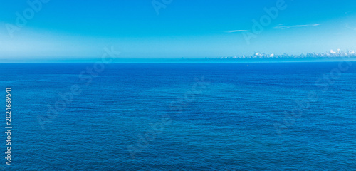 Foto Aerial drone view of the Madeira coastline with steep cliffs, Atlantic Ocean, and natural landscape