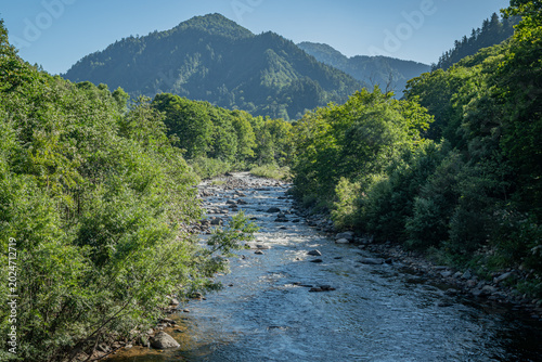 初秋の只見川と山並みの清流風景（新潟県魚沼市）