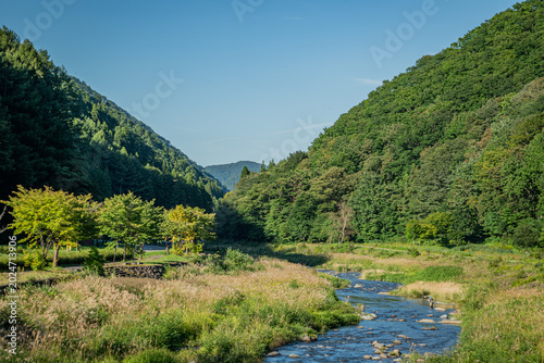 Foto 初秋の伊南川と草木が彩るミニ尾瀬公園の清流風景（福島県檜枝岐村）