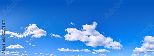 Fotografía A line of clouds follows the horizon line