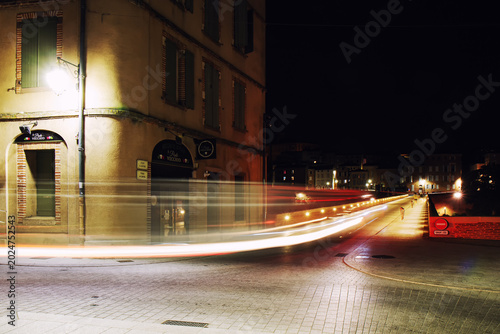 Photography Light painting nocturne a Albi, traces lumineuses de voitures sur une avenue, ph